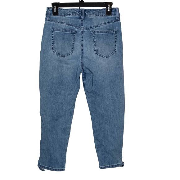 Bandolino Capris with Floral Embroidery EUC - Picture 5 of 8